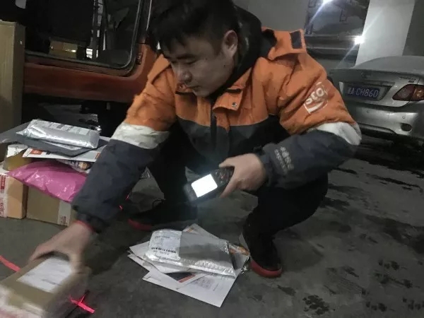 快遞師傅：就是路再滑，也要把每一件包裹送達