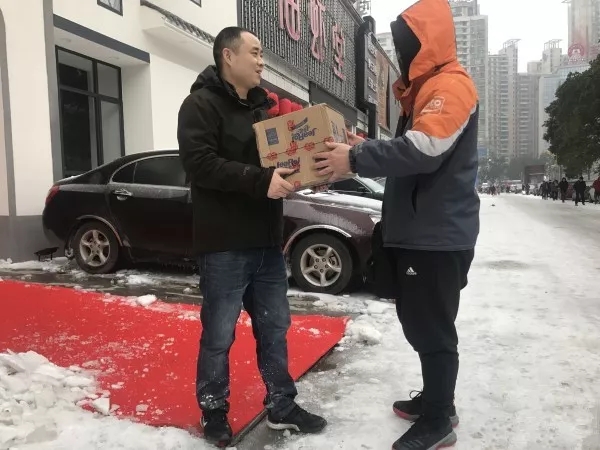 快遞師傅：就是路再滑，也要把每一件包裹送達