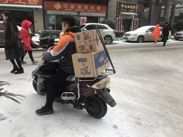 快遞師傅：就是路再滑，也要把每一件包裹送達
